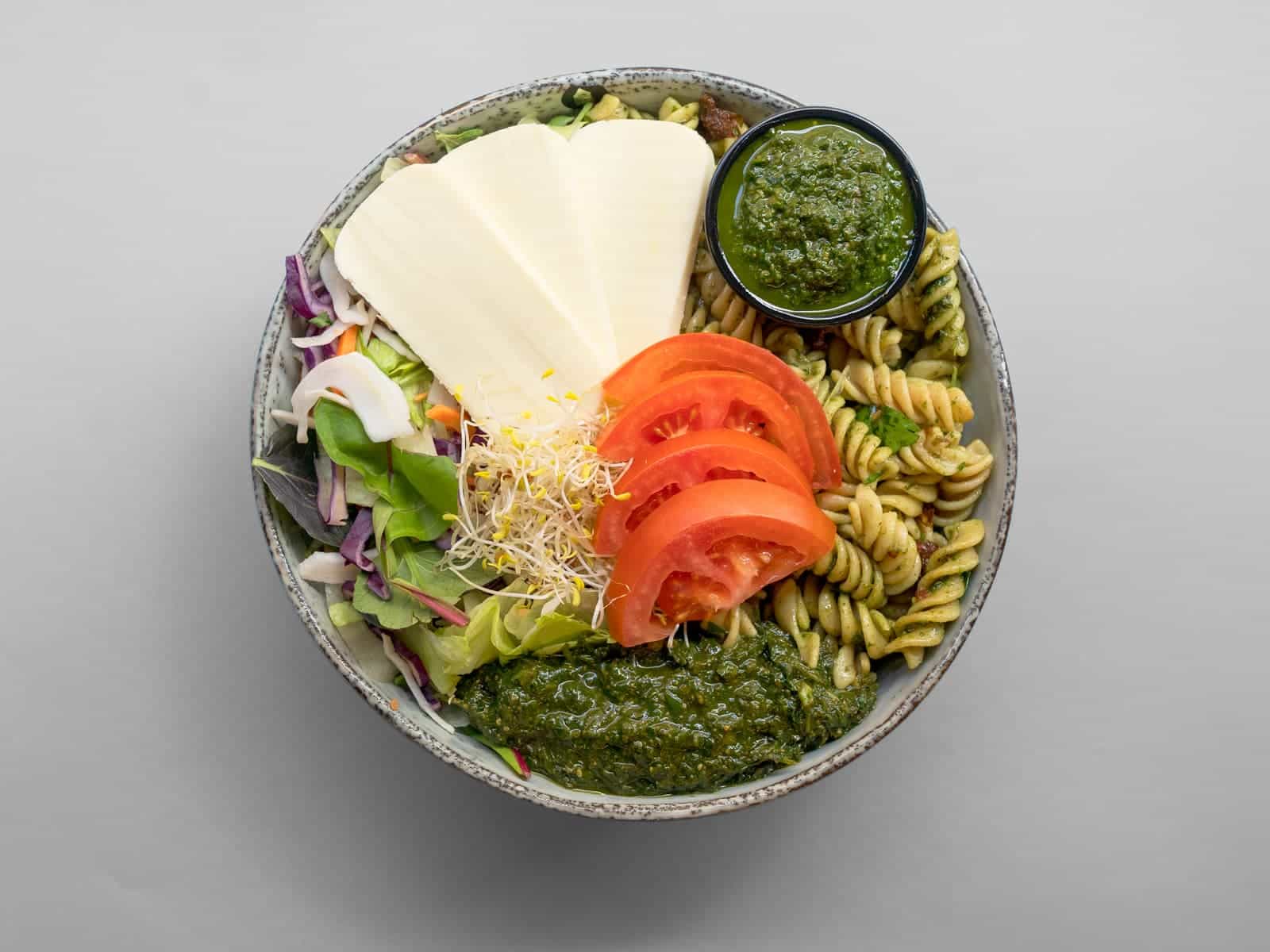 Lille Mozzarella salat m/pesto og ekstra tomater