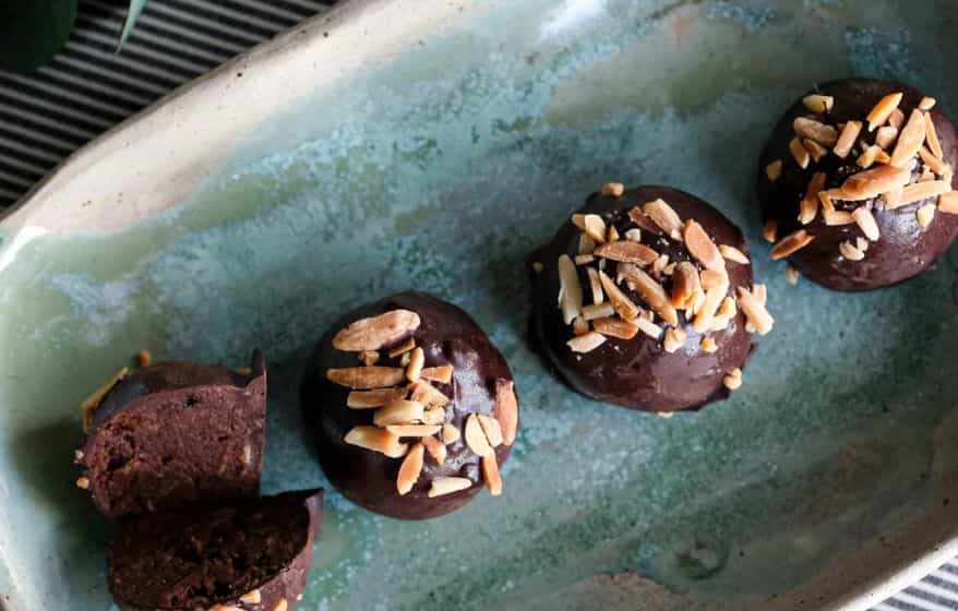 Hjemmelavet romkugle dyppet i mørk belgisk callebaut chokolade