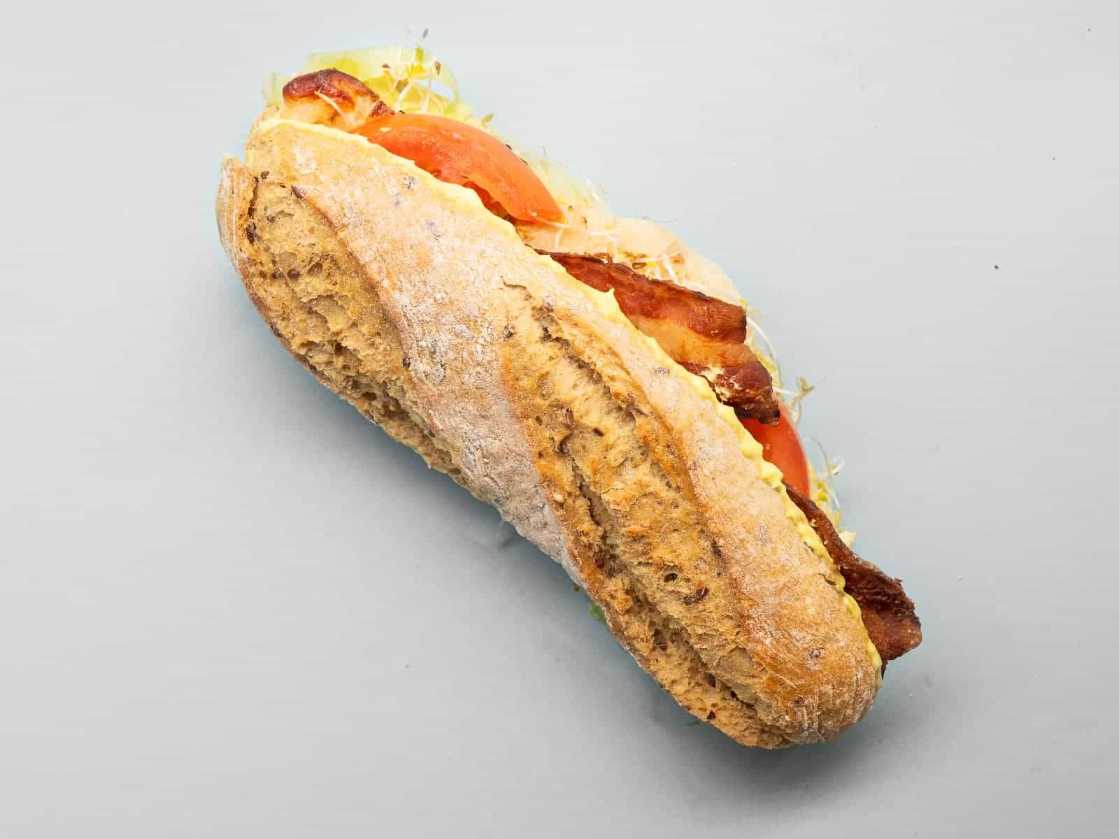 Club-sandwich m/kylling, bacon og karrydressing