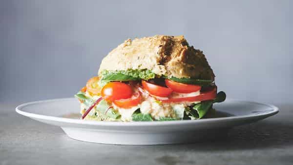 Hummus and Tomato Sandwich (V)