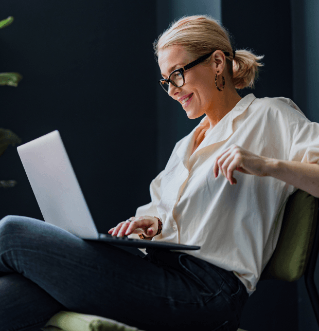 Glad medarbejder med laptop og Tribe leveringer